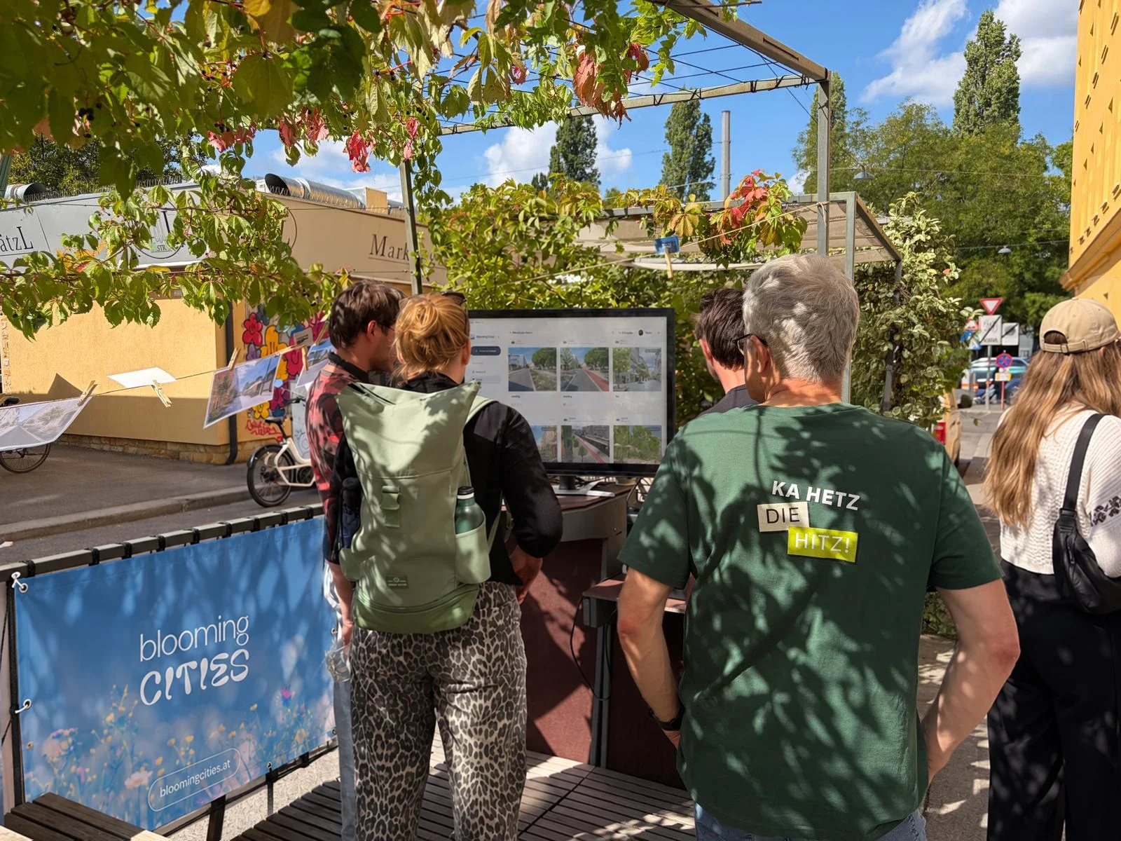 Klima-Grätzl-Fest in Meidling: Besucher:innen gestalten am Bildschirm mit Blooming Cities Studio